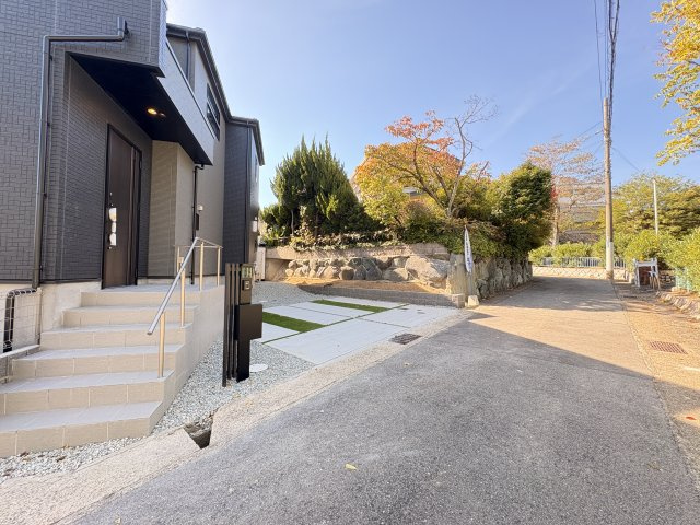 神戸市垂水区神陵台8丁目新築戸建の前面道路含む現地写真