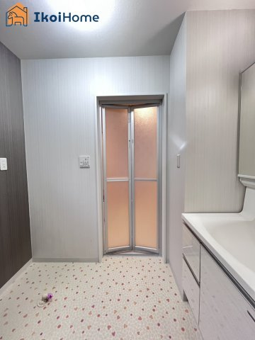 明石市大久保町大窪　中古戸建の洗面所|●年中無休：当日予約可●お化粧をする時に便利な３面鏡。ハンドシャワー水栓で掃除も朝シャンも楽々。									
