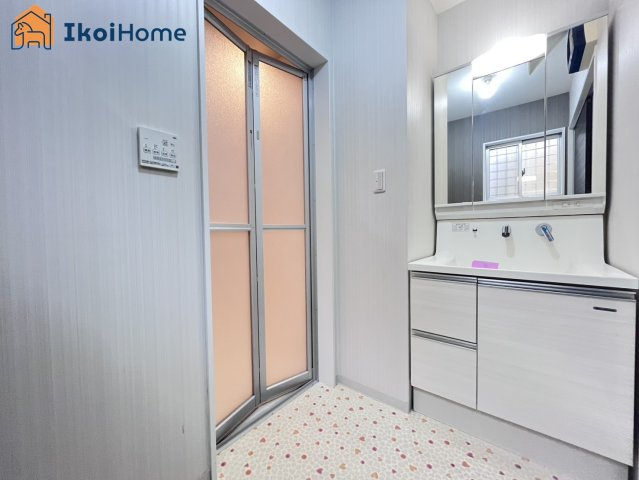 明石市大久保町大窪　中古戸建のトイレ|●年中無休：当日予約可●1階・2階ウォッシュレット付のお手洗い。汚れが落ちやすく、節水タイプです