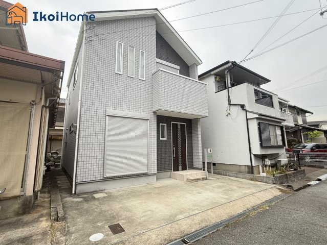 明石市大久保町大窪　中古戸建のエントランス|弊社独自で毎月５組限定「人気オプション３点パック」カーポート・バルコニー・ウッドデッキを１万円で取付