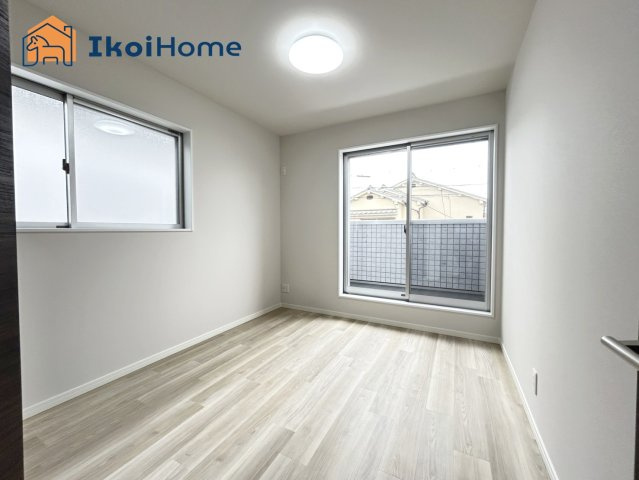 明石市大久保町大窪　中古戸建の子供部屋|【ホームページに現地動画掲載中】●年中無休：当日予約可●こちらの洋室からバルコニーに出ていただけます
