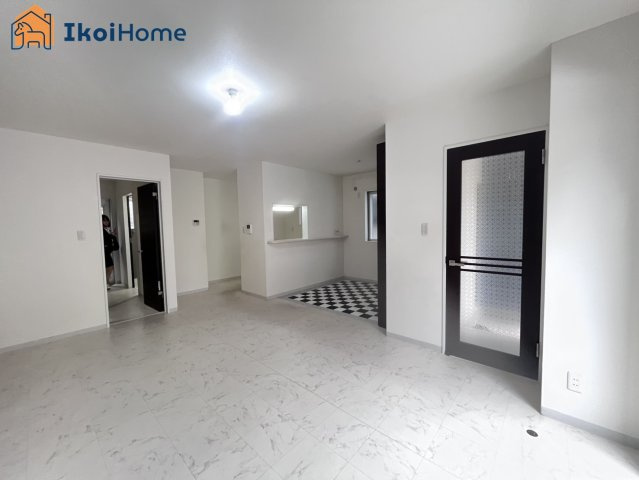 明石市大久保町大窪　中古戸建の居間・リビング|●年中無休：・当日予約可●1階のLDK16.3帖です。カウンターキッチンからは室内が見渡せます			