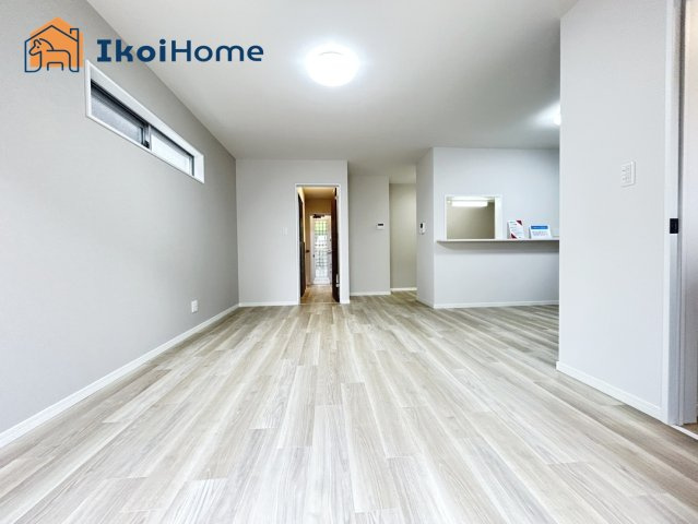 明石市大久保町大窪　中古戸建の居間・リビング|【ホームページに現地動画掲載中】●年中無休：当日予約可●LDK16帖になります。2面採光で明るいです。