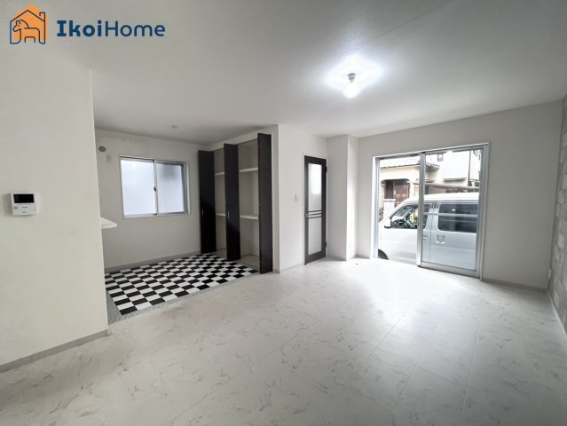 明石市大久保町大窪　中古戸建の内装|2F洋室は６帖洋室×2。5.2帖洋室がございます。全室２面採光で明るいです。収納も充実しています。		