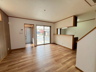 【居間・リビング】 | 南余部　中古一戸建