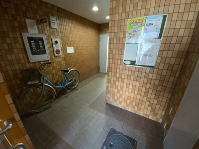 【エントランス】 | 有明ハイツ | タイルの綺麗なロビーです。