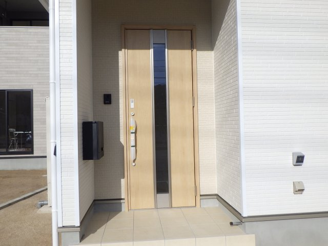 山県郡北広島町今田の新築一戸建の玄関