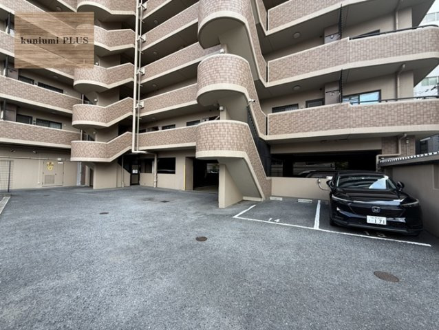 アンビエント京橋グランマージュの駐車場