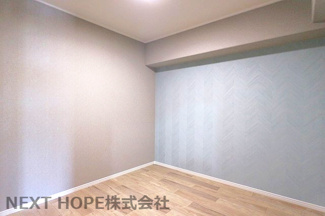 【洋室】 | 立花グリーンハイツ1号棟 | 室内中央の洋室約4.5帖です♪アクセントクロスもカッコよく施されております
！