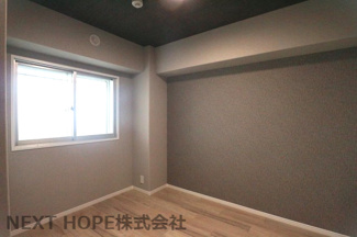 【洋室】 | 立花グリーンハイツ1号棟 | 玄関横の洋室約4.4帖です♪令和７年６月室内ステキにリフォーム済み！お待たせ無しで即ご入居していただけます！！