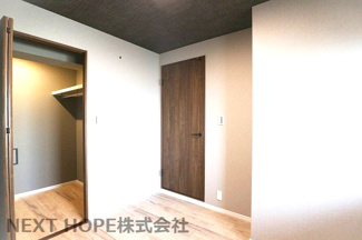【洋室】 | 立花グリーンハイツ1号棟 | 玄関横の洋室約4.4帖です♪こちらのお部屋にはウォークインクローゼットが設けられております！！たくさんのお洋服・小物が収納できます！！