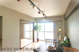 【居間・リビング】 | 立花グリーンハイツ1号棟 | 南向きバルコニーに面したリビングです♪隣接する洋室4.6帖の建具をオープンにしていただくとさらに広い空間が確保できます！！ぜひ現地でご確認ください！！