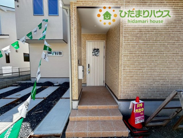 深谷市上野台　新築一戸建て　いろどりタウン　16のエントランス|玄関ポーチがあるので、宅配や来訪者の応対がスムーズにできます！