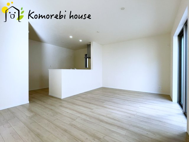 さいたま市北区吉野町二丁目191番14　新築一戸建て　ハートフルタウン　Aの居間・リビング|横長LDKは家具配置も自由で開放感あり。家族のライフスタイルに合わせた快適な暮らしを叶えます。