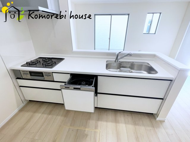 さいたま市北区吉野町二丁目191番14　新築一戸建て　ハートフルタウン　Aのキッチン|食洗機や浄水器を備えた多機能キッチン。広がりある空間で、家族と会話を楽しみながら料理ができるカウンターキッチンです。