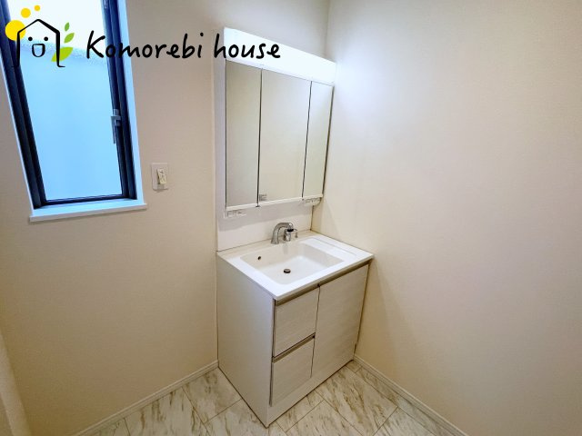 さいたま市北区吉野町二丁目191番14　新築一戸建て　ハートフルタウン　Aの独立洗面台|白を基調とした清潔感のある洗面台。シンプルで上品なデザインが空間に明るさをプラスします。