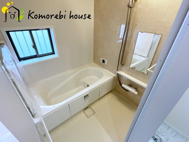 さいたま市北区吉野町二丁目191番14　新築一戸建て　ハートフルタウン　Aの浴室|追い焚き機能付き、いつでも温かいお風呂に入りたい時にすぐ適温へ。浴室には窓もあり、換気がしやすく湿気がこもりにくいため、カビ対策としても優れた快適なバスルームです。