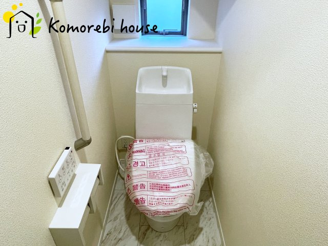 さいたま市北区吉野町二丁目191番14　新築一戸建て　ハートフルタウン　Aのトイレ|トイレは抗菌仕様で、汚れや菌が付着しにくい最新素材を採用。日々のお手入れが格段にラクになり、清潔な状態を長く保てます。新築だからこそ実現できる“いつでも清潔が続くトイレ”です。