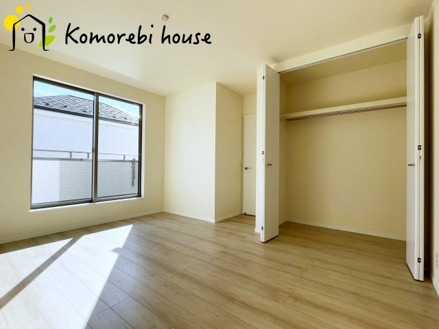 さいたま市北区吉野町二丁目191番14　新築一戸建て　ハートフルタウン　Aの寝室|一日の疲れをゆっくり癒せる主寝室は、ベッドを置いてもゆとりある広さが魅力。収納完備で衣類もスッキリ収まり、静かで落ち着いた空間が快適な眠りをサポートします。