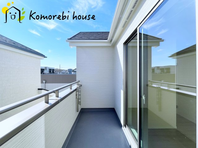 さいたま市北区吉野町二丁目191番14　新築一戸建て　ハートフルタウン　Aのバルコニー|南向きのバルコニーは一日を通して陽当たりがよく、洗濯物もふっくら乾きます。家族の生活リズムに寄り添う、明るく使いやすいスペースです。