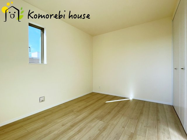 さいたま市北区吉野町二丁目191番14　新築一戸建て　ハートフルタウン　Aの子供部屋|リビングでは散らかりがちな玩具も、この部屋ならパッと片づけられる収納動線。遊びと生活をうまく切り替えられる子どもに優しい一室です。