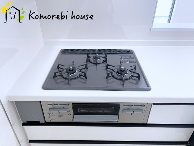 さいたま市北区吉野町二丁目191番14　新築一戸建て　ハートフルタウン　Aのキッチン|同時調理が叶う3口コンロと便利なグリル付き。忙しい朝のお弁当作りも、夕食の複数メニューもスムーズにこなせる頼れる設備です。