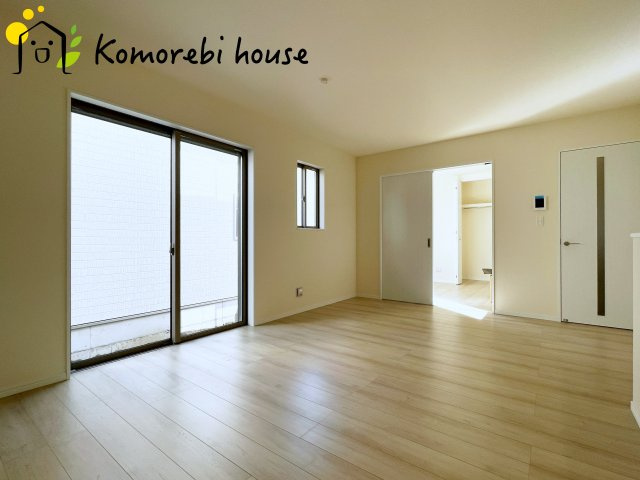 さいたま市北区吉野町二丁目191番14　新築一戸建て　ハートフルタウン　Aの居間・リビング|横長LDKは家具配置も自由で開放感あり。家族のライフスタイルに合わせた快適な暮らしを叶えます。