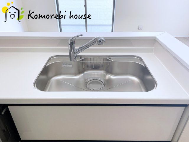 さいたま市北区吉野町二丁目191番14　新築一戸建て　ハートフルタウン　Aのキッチン|浄水器一体型で、いつでも美味しいお水がそのまま使えるキッチンシンク。料理やコーヒーづくり、炊飯にも安心して利用でき、毎日の食卓が少し豊かに。