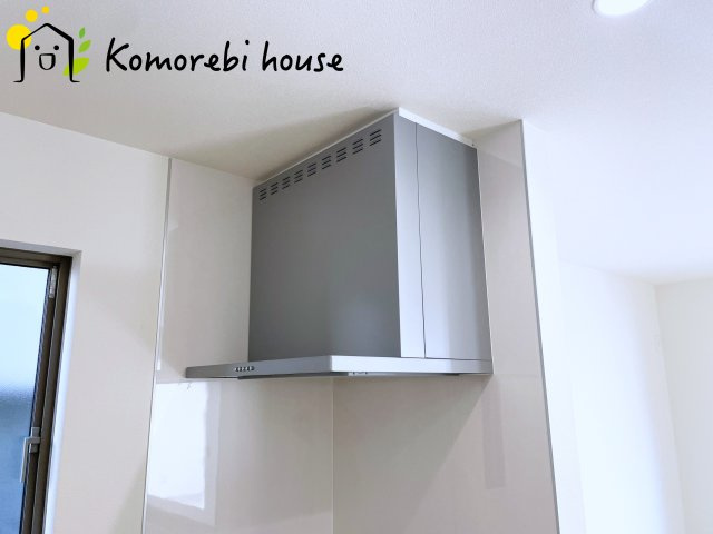 さいたま市北区吉野町二丁目191番14　新築一戸建て　ハートフルタウン　Aのキッチン|吸引力の高いレンジフードが煙や匂いを素早く排出。揚げ物や炒め物も気兼ねなくでき、リビングに匂いを残しません。