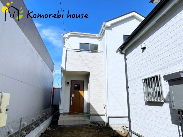 さいたま市北区吉野町二丁目191番14　新築一戸建て　ハートフルタウン　Aの外観|明るい色合いで統一された外観が魅力の新築住宅。シンプルながら存在感があり、帰宅時に気分が上がるデザインです。周辺環境とも調和し、落ち着いた街並みに映える一邸です。