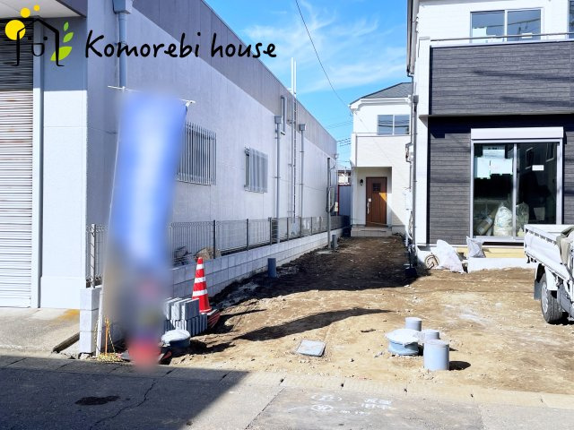 さいたま市北区吉野町二丁目191番14　新築一戸建て　ハートフルタウン　Aの駐車場|縦列の駐車スペースを確保しており、家族の車が増えても柔軟に対応できます。