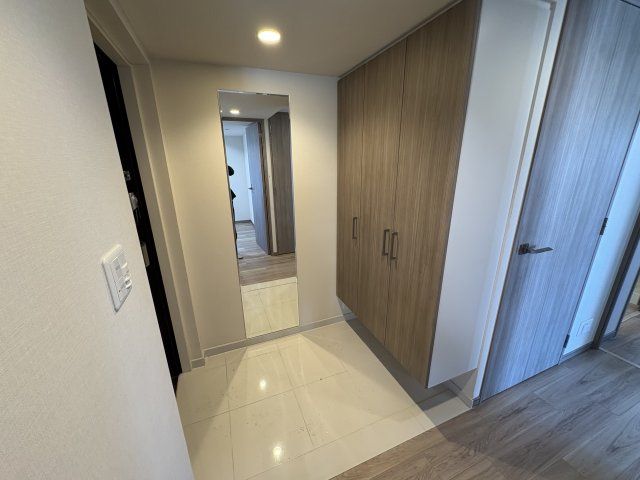 プレサンスロジェ明石本町の玄関