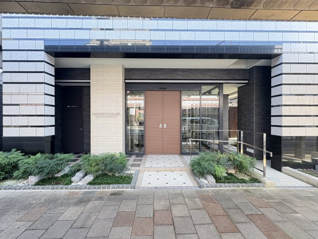 プレサンスロジェ明石本町のエントランス