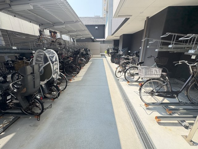 プレサンスロジェ明石本町の駐輪場