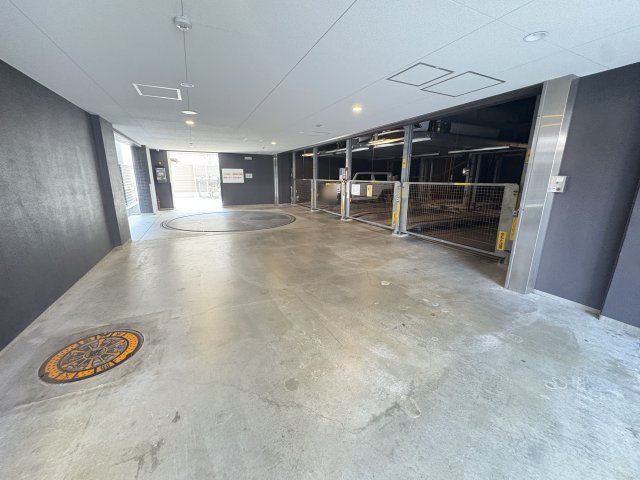 プレサンスロジェ明石本町の駐車場