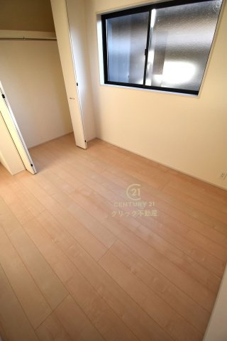 リーブルガーデン  北茨城市平潟町　1期　1の洋室|折戸を開くと壁面クローゼット。衣類が横一列に並ぶためひと目で洋服が選びやすい！衣類をたくさんお持ちの方もスッキリ片付きます♪