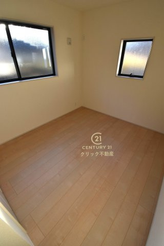 リーブルガーデン  北茨城市平潟町　1期　1の洋室|フローリングなので重い家具も置けます。カーテンと家具を揃えるなどして、お好みのインテリアを楽しむことができます。収納スペースは全室に配備しております。