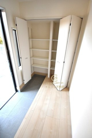 リーブルガーデン  北茨城市平潟町　1期　1の玄関|たっぷり入る玄関収納です！扉の中は可動棚ですので、用途に合わせて高さを自由に変えることができます。窓があるので湿気がこもりにくく明るいのも嬉しいです。