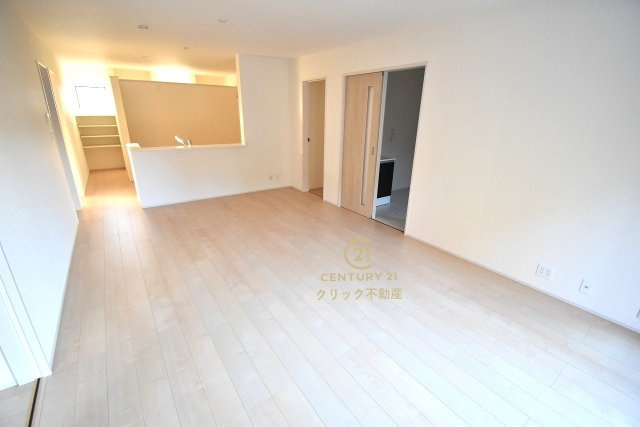 リーブルガーデン  北茨城市平潟町　1期　1の居間・リビング|カーテンやラグの色、質感、選ぶ家具などでお部屋の雰囲気が変わります。お好みのインテリアを楽しみましょう♪白を基調とした内装ですので、あらゆるスタイルが馴染みます。