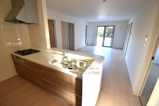 リーブルガーデン  北茨城市平潟町　1期　1のキッチン|キッチンからリビング全体が見渡せます。料理を作ることも、後片付けも、家族皆でまるごと楽しんでしまいましょう！会話がはずむ対面キッチンです。