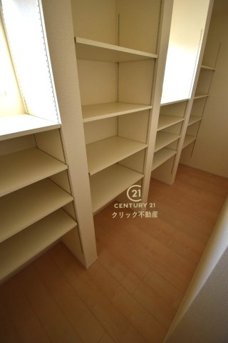 リーブルガーデン  北茨城市平潟町　1期　1の収納|キッチン後ろに大容量の収納スペース！食品、消耗品のストック置き場にもピッタリです。オープンラックで何がどこにあるかを家族で共有しやすいので、家事の分担につながります。