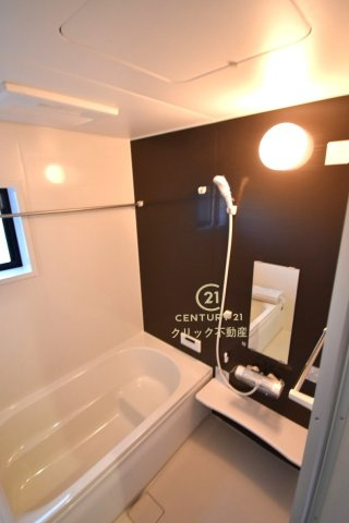 リーブルガーデン  北茨城市平潟町　1期　1の浴室|浴槽への出入りが安全な低床タイプのユニットバスです。洗い場は滑りにくい速乾床ですので、お子様やご高齢の方にも安心です。自動お湯張りに追焚機能付きのオートバスです。