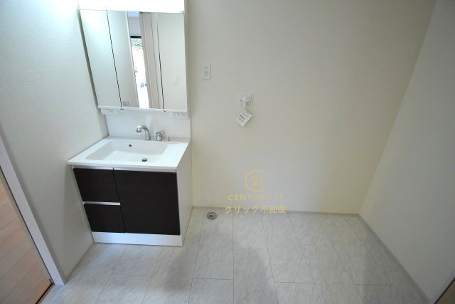 リーブルガーデン  北茨城市平潟町　1期　1の独立洗面台|シャンプードレッサー付き洗面台。広めで使いやすい、お手入れが楽なデザインで、いつもすっきり清潔に保てます。