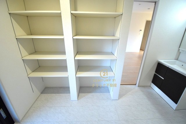 リーブルガーデン  北茨城市平潟町　1期　1の脱衣所|可動棚付きの収納スペースはタオル、消耗品のストックなどを置いても便利です。