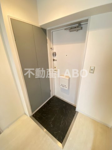 シャトー弁天弐番館の玄関