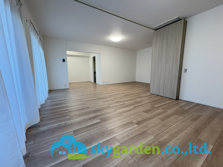 コーポ鵠沼Ｂ棟の寝室|全ての部屋をつなげると23.5畳と広々お使いになれます。