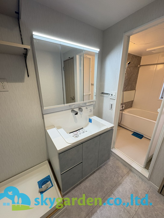 コーポ鵠沼Ｂ棟の独立洗面台|朝の支度にも助かる、独立の洗髪洗面化粧台