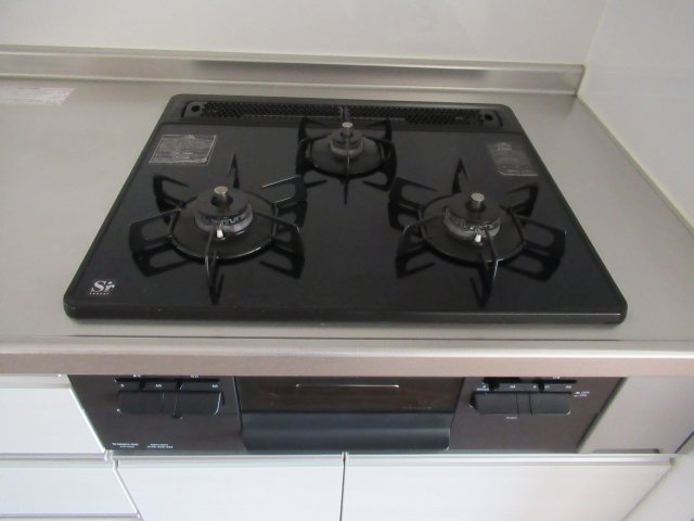 フレール浜山２ＬＤＫのキッチン|一部の住戸には3口ガスコンロが設置されています