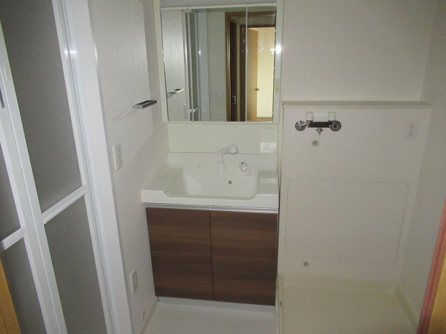 フレール浜山２ＬＤＫの洗面所|ゆったりとスペースのある洗面所