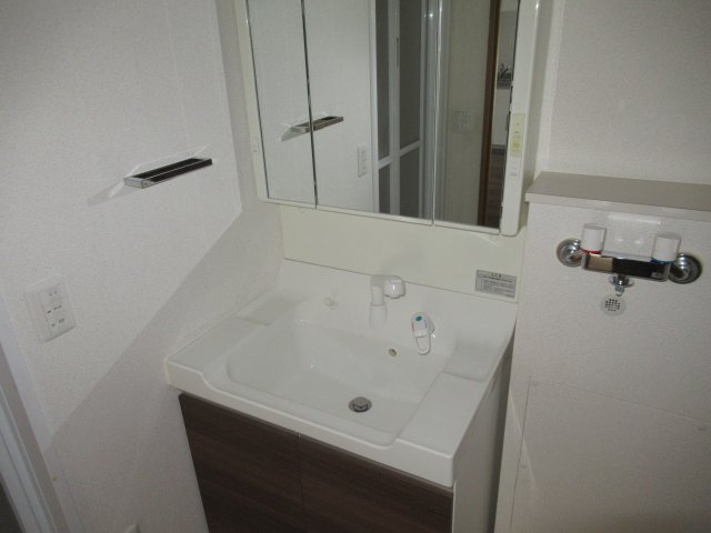 フレール浜山２ＬＤＫの洗面所|明るい洗面所です